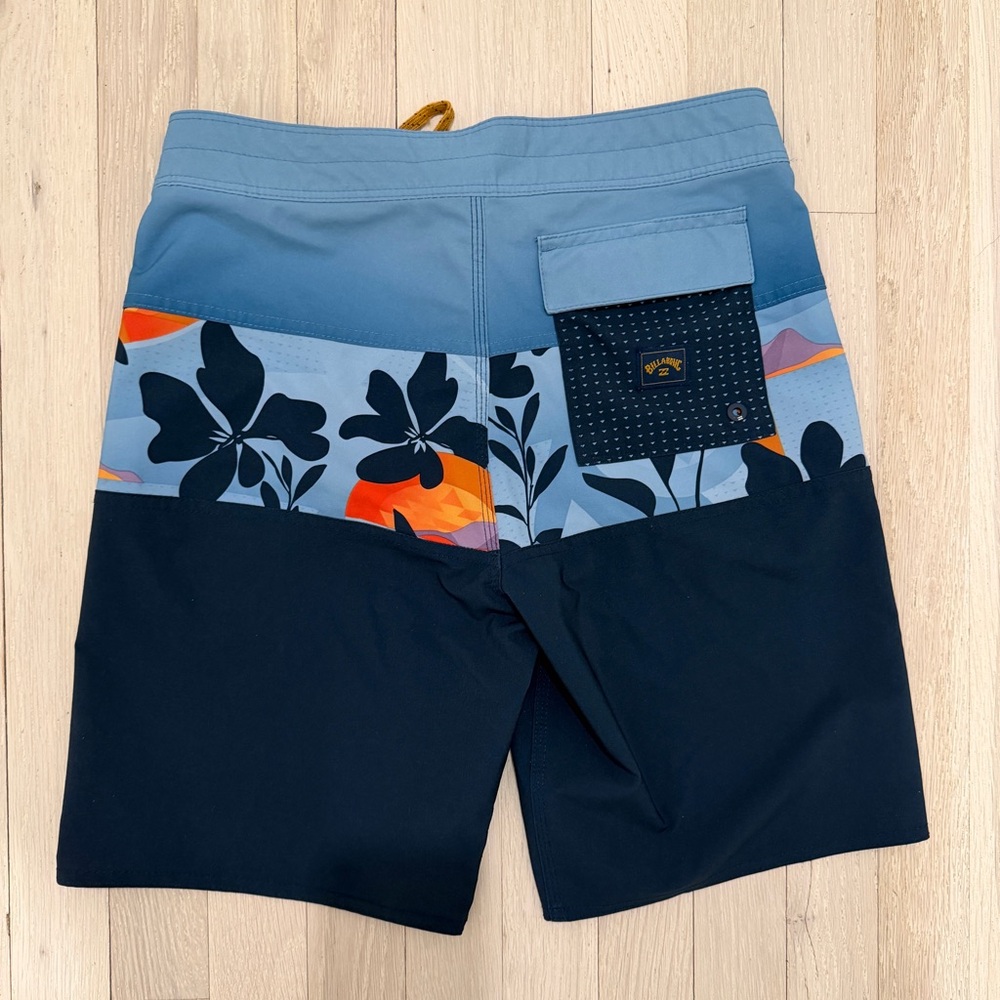 Billabong Blue and Black Floral Swim Shorts Men’s Size 27 - Picture 3 of 3